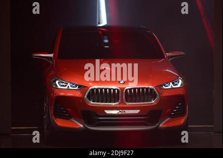 Ian Robertson, Président des ventes et du marketing chez BMW, présente le concept de BMW X2 lors du premier jour de presse au salon de l'automobile de Paris (mondial de l'automobile) à Paris, France, 29 septembre 2016. Photo par Eliot Blondt/ABACAPRESS.COM Banque D'Images