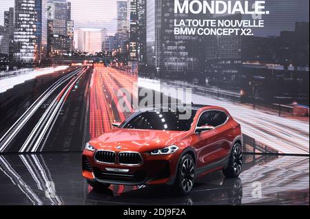 Ian Robertson, Président des ventes et du marketing chez BMW, présente le concept de BMW X2 lors du premier jour de presse au salon de l'automobile de Paris (mondial de l'automobile) à Paris, France, 29 septembre 2016. Photo par Eliot Blondt/ABACAPRESS.COM Banque D'Images