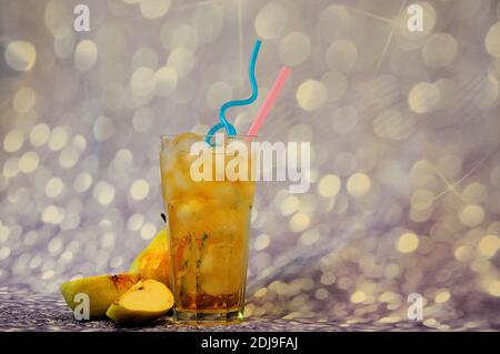 Grand verre de jus de poire avec glace et pailles sur fond gris brillant à côté des fruits mûrs. Gros plan. Banque D'Images