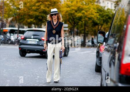 Street style, Elina Halimi arrivant à Ann Demeulemeester Spring Summer 2017 show tenu au Palais de Chaillot, à Paris, France, le 29 septembre 2016. Photo de Marie-Paola Bertrand-Hillion/ABACAPRESS.COM Banque D'Images