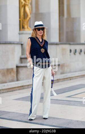 Street style, Elina Halimi arrivant à Ann Demeulemeester Spring Summer 2017 show tenu au Palais de Chaillot, à Paris, France, le 29 septembre 2016. Photo de Marie-Paola Bertrand-Hillion/ABACAPRESS.COM Banque D'Images