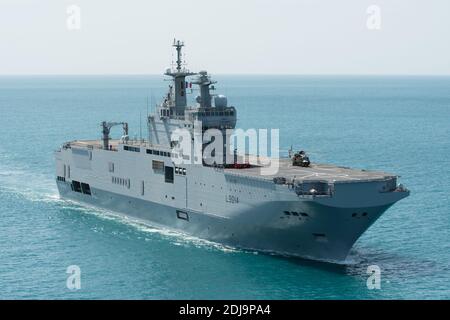 Remettre la photo du dossier datée du 12 septembre 2017 du transporteur d'hélicoptères Tonnerre. Le président français Emmanuel Macron a annoncé mercredi le lancement de l'opération Resilience de l'armée pour apporter son soutien à la lutte contre le COVID-19, ainsi que des « investissements importants » dans le système de santé publique du pays, le nombre de décès par coronavirus en France étant passé à 1,331 avec 25,233 cas confirmés. La France déploie également des porte-hélicoptères pour aider à transporter des patients dans les territoires français d'outre-mer des Caraïbes, d'Amérique du Sud et de l'océan Indien, a annoncé Macron. Photo par Alexandre Goyer/Marine nationale via ABACAPR Banque D'Images