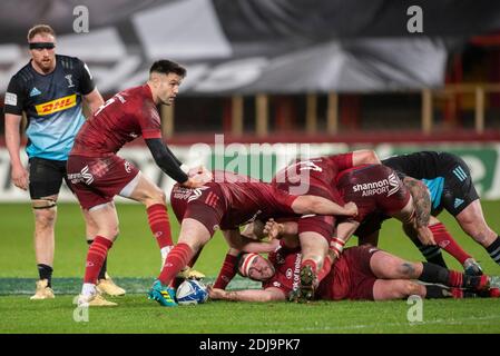 Limerick, Irlande. 13 décembre 2020. James Cronin de Munster, couché, passe le ballon à Conor Murray de Munster lors de la coupe des champions Heineken Round 1, match de billard B entre Munster Rugby et Harlequins à Thomond Park à Limerick, Irlande, le 13 décembre 2020 (photo par Andrew SURMA/ Credit: SIPA USA/Alamy Live News Banque D'Images