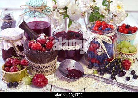 Fabrication de confiture de fruits. Baies fraîches sur table en bois, vie d'été encore et rustique de la nourriture fond vintage. Fruits conservés Banque D'Images