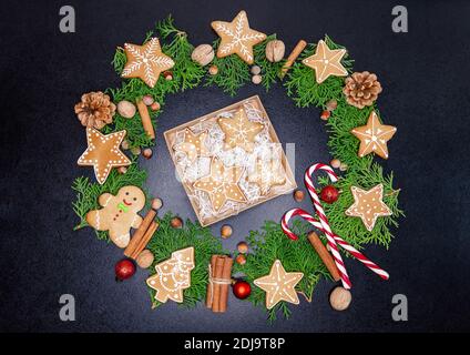 Petite boîte avec une variété de biscuits. Cadeaux de Noël vintage Banque D'Images