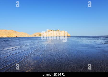 Jazirat Jabal Al AWD près de la plage Al Sawadi en Oman. Banque D'Images