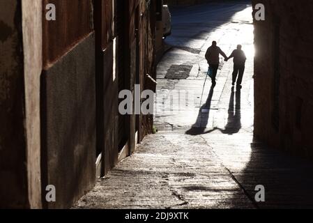 Barcelone, Espagne. 10 décembre 2020. Deux hommes marchent dans la rue peu après le lever du soleil à Cardona.novembre et décembre sont les mois avec la période la plus courte de jour et les nuits les plus longues de l'année dans l'hémisphère Nord. La position la plus haute du soleil dans le ciel pendant cette période ne dépasse pas 30º, atteignant son point le plus bas, 25,2º, dans le jour le plus court de l'année. Qui sera le 21 décembre prochain. A Barcelone, au nord-est de l'Espagne, elle durera 9 heures et 9 minutes. Crédit : SOPA Images Limited/Alamy Live News Banque D'Images