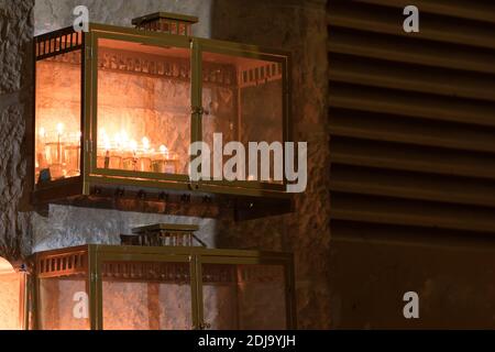 Des menorahs illuminés à l'entrée d'un bâtiment dans le quartier juif de la vieille ville de Jérusalem, Israël, le troisième jour de Hanukkah 2020 Banque D'Images