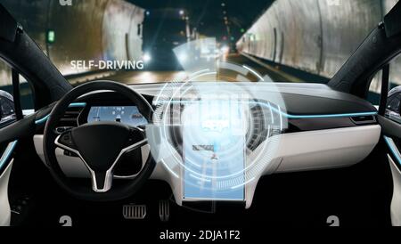 Voiture autonome. Véhicule autonome dans un tunnel Banque D'Images
