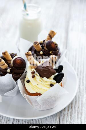 Petits gâteaux au chocolat sur une assiette et une bouteille de lait Banque D'Images