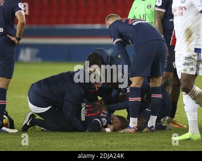 Paris, France. 13 décembre 2020. Neymar Jr de PSG, blessé par une cheville tentaculaire, quitte le terrain sur une civière lors du championnat français Ligue 1 de football entre Paris Saint-Germain (PSG) et Olympique Lyonnais (OL) le 13 décembre 2020 au stade du Parc des Princes à Paris, France - photo Jean Catuffe / DPPI / LM crédit: Paola Benini / Alay Live News Banque D'Images