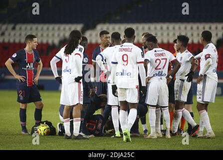 Paris, France. 13 décembre 2020. Neymar Jr de PSG, blessé par une cheville tentaculaire, quitte le terrain sur une civière lors du championnat français Ligue 1 de football entre Paris Saint-Germain (PSG) et Olympique Lyonnais (OL) le 13 décembre 2020 au stade du Parc des Princes à Paris, France - photo Jean Catuffe / DPPI / LM crédit: Paola Benini / Alay Live News Banque D'Images