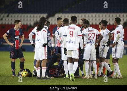 Neymar Jr de PSG, blessé avec une cheville tentaculaire, laisse le terrain sur une civière pendant le championnat français Ligue 1 football / LM Banque D'Images
