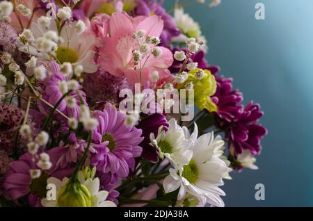 Floristics, bouquet de mariage. Fleurs en gros plan colorées sur fond turquoise. Banque D'Images
