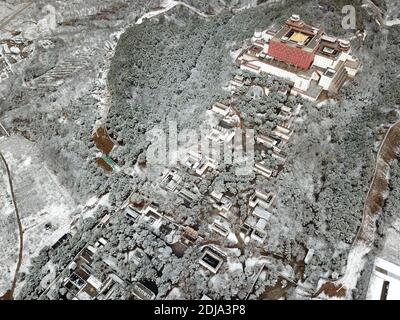 Pékin, Chine. 19 novembre 2020. La photo aérienne prise le 19 novembre 2020 montre une vue sur le temple de Putuo Zongcheng, couvert de neige, également connu sous le nom de « Palais du petit Potala », dans la ville de Chengde, dans la province de Hebei, au nord de la Chine. Crédit : Wang Liqun/Xinhua/Alay Live News Banque D'Images