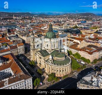 Budapest, Hongrie - vue aérienne de la basilique Saint-Étienne lors d'une journée d'été ensoleillée avec un ciel bleu clair. Bastion des pêcheurs, Eglise Matthias et Parlement Banque D'Images