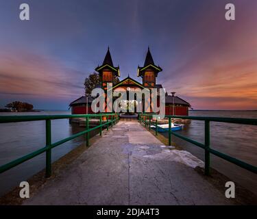 Keszthely, Hongrie - la magnifique jetée de Keszthely au bord du lac Balaton avec un coucher de soleil d'automne coloré. Célèbre attraction touristique dans le comté de Zala Banque D'Images