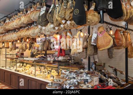 Boutique gastronomique italienne traditionnelle avec différents types de viande et de fromage. Banque D'Images