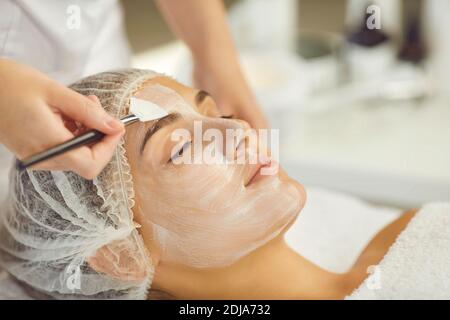 Relaxation du visage des femmes obtenir la procédure d'application du masque hydratant avec brosse Banque D'Images