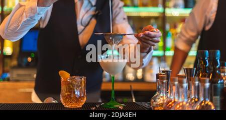 Barman faisant un cocktail à la discothèque Banque D'Images