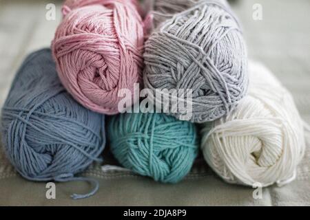 boules de laine de couleur pastel se calent pour le tricot au crochet Banque D'Images