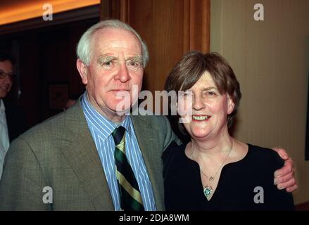 Le BEST-seller de l'espion britannique John le Carre et sa femme Valerie Jane viennent dîner de célébrités au 'Havanna Club' à Berlin le 11 février 2001. Le célèbre écrivain avait déjà été célébré avec beaucoup de acclamations et d'applaudissements à la projection de l'adaptation cinématographique de son livre "le tailleur du Panama" à la Berlinale. La satire sur le milieu de l'espionnage s'est déroulée comme une entrée en compétition de l'Irlande/Grande-Bretagne. | utilisation dans le monde entier Banque D'Images