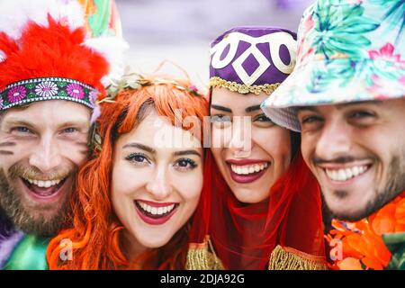 Des amis heureux célébrant la fête du carnaval en plein air - Portrait jeune fou les gens s'amusent avec des costumes amusants Banque D'Images