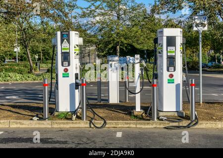 Point de charge du véhicule électrique Ecotricity à une station-service. Banque D'Images