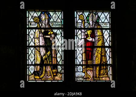 Vitraux de St Nicholas et Richard by Shrigley & Hunt dans le cloître de Chichester avec l'inscription « cette fenêtre est donnée par un wayfarer 1908 ». Banque D'Images