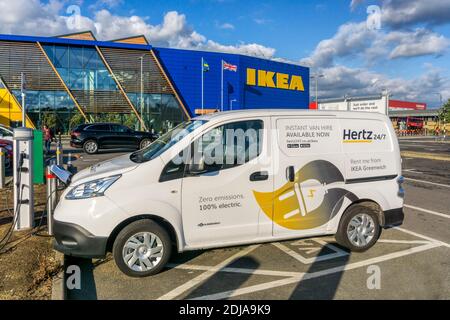 Une fourgonnette électrique Hertz, disponible à la location chez IKEA, se recharge à un point de charge Ecotricity à l'extérieur du grand magasin IKEA sur la péninsule de Greenwich. Banque D'Images