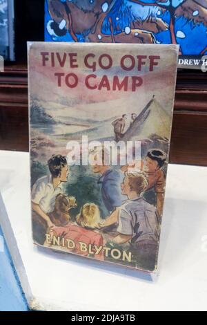 Une copie de cinq aller à Camp par Enid Blyton pour la vente dans une fenêtre de librairie. Première publication en 1948. Banque D'Images