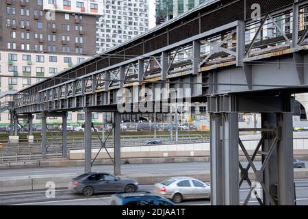 Russie. Moscou. 26 novembre 2020 : passerelle piétonne au-dessus de l'autoroute dans la ville Banque D'Images