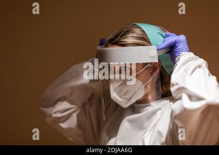 Les travailleuses de la santé dans l'épidémie du coronavirus portent un visage protection et masque de protection Banque D'Images