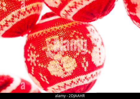 Gros plan de boules de noël illuminées avec des boules de neige - travail des aiguilles en laine Banque D'Images