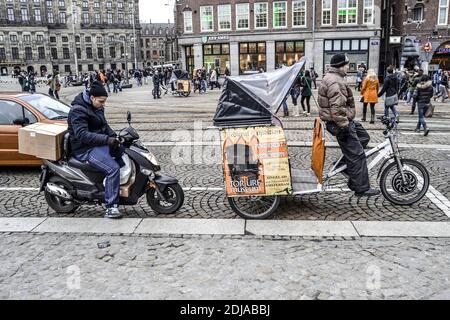 Pays-Bas. Vue sur la rue d'amsterdam. Des taxis Crown Square et des motos attendent les clients sur la place du palais royal en hiver et par temps froid. Banque D'Images