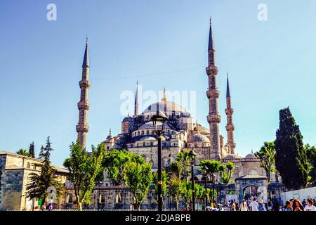 01.06.2013.Istanbul. Turquie. Mosquée bleue pendant la journée ensoleillée et les touristes marchant à proximité. Banque D'Images