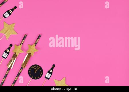 Nouvel an Silvester célébration Flat lay avec étoiles en papier à rayures dorées, noires et blanches et flûte champaign et décoration en papier horloge Banque D'Images