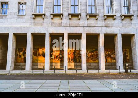 05.11.2011. Berlin. Allemagne. Bâtiment de style ancien et photos sur le mur de Berlin. Banque D'Images
