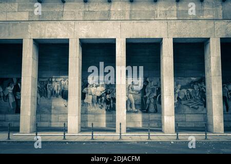 05.11.2011. Berlin. Allemagne. Bâtiment de style ancien et photos sur le mur de Berlin. Banque D'Images