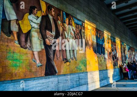 05.11.2011. Berlin. Allemagne. Bâtiment de style ancien et photos sur le mur de Berlin. Banque D'Images