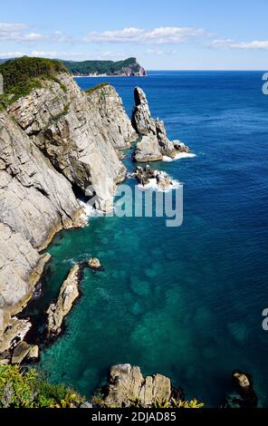 Bleu mer récifs profonds et turquoise dans l'eau claire près de la rive. Les rochers s'élèvent au-dessus de la surface de la mer. Océan Pacifique, extrême-Orient de la Russie, Vladivostok Banque D'Images