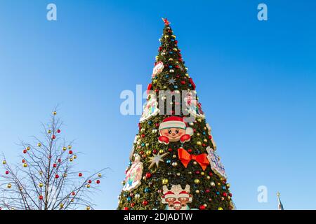 Arbre de Noël artificiel contre le ciel bleu lors d'une journée ensoleillée dans le centre de Moscou. Banque D'Images