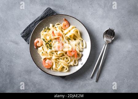 Pâtes de crevettes fetticcine. Pâtes italiennes avec crevettes et crème sauce alfredo, vue de dessus, espace copie. Banque D'Images