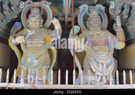 Statues en bois de gardiens à l'entrée du temple bouddhiste de Bulguksa, Gyeongju, Corée Banque D'Images