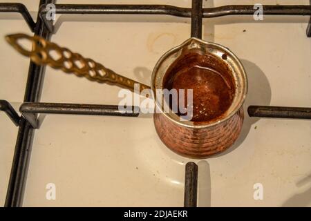 Cafetière turque traditionnelle sur le brûleur à kérosène ou le four à gaz. Il est cuit avec le feu du gaz. Banque D'Images