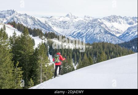 L'homme senior fait de la randonnée en raquettes dans les montagnes alpines d'hiver. Allgau, Bavière, Allemagne. Banque D'Images