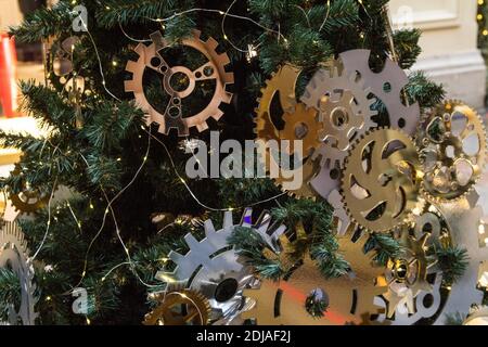 Partie d'UN arbre de Noël avec des engrenages . Gros plan. Banque D'Images
