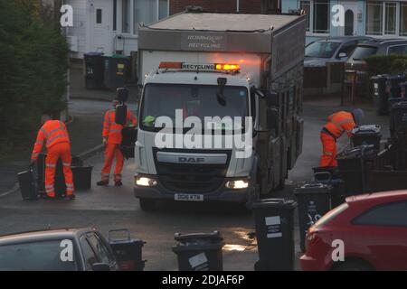 Véhicule de collecte de recyclage en début de matinée à Wrexham, dans le nord du pays de Galles Banque D'Images