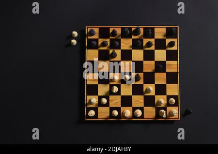 jeu d'échecs avec un début de partie. Le blanc a commencé avec une gambit de la reine et le noir a capturé deux pions. Vue aérienne. Banque D'Images