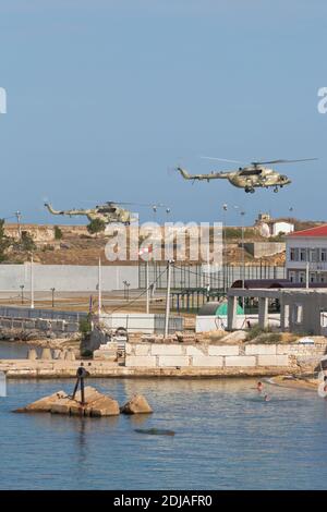 Sébastopol, Crimée, Russie - 26 juillet 2020 : des hélicoptères mi-8AMTSh des Forces aérospatiales russes effectuent un atterrissage à la batterie Konstantinovskaya à l' Banque D'Images